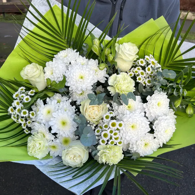 Bouquet blanc de roses et chrysanthèmes
