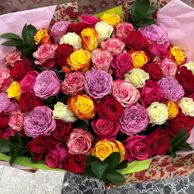Grand bouquet de roses de toutes les couleurs