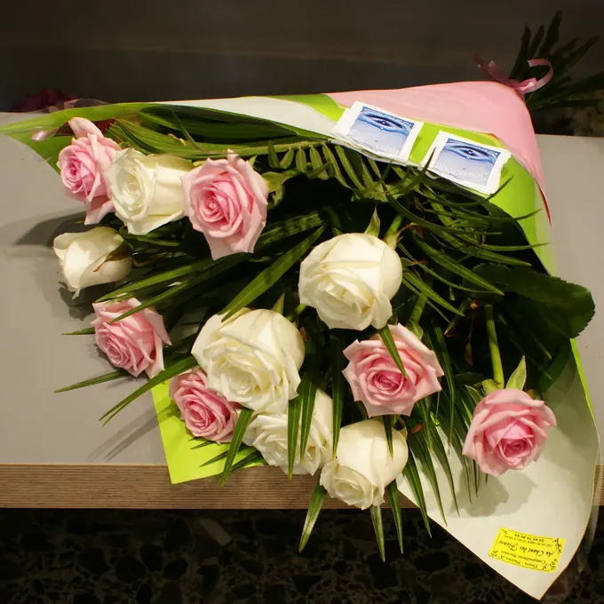 Bouquet de roses blanches et roses