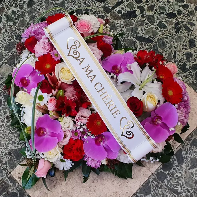 Cœur d'orchidées et de roses avec un ruban « À ma chérie »