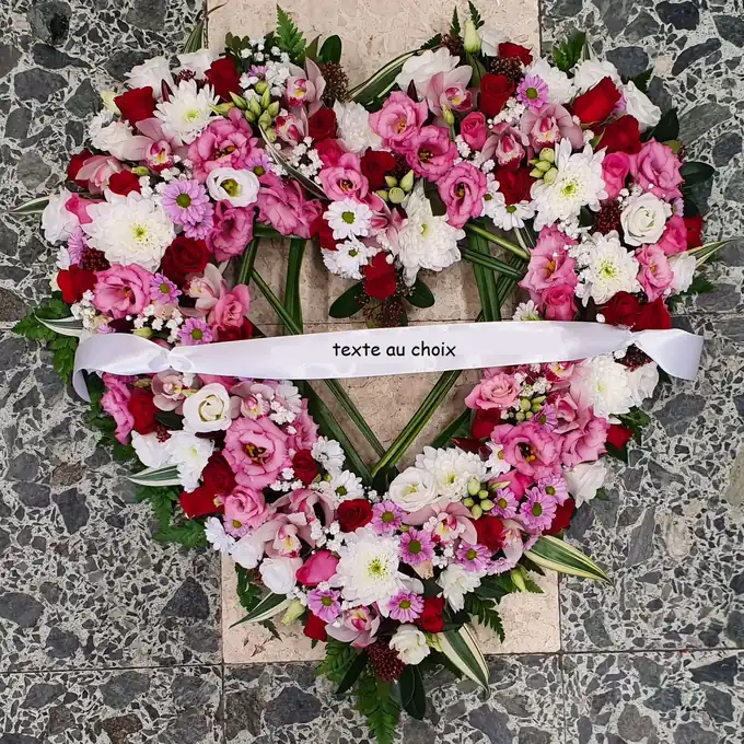 Cœur de roses et fleurs roses et blanches avec un ruban