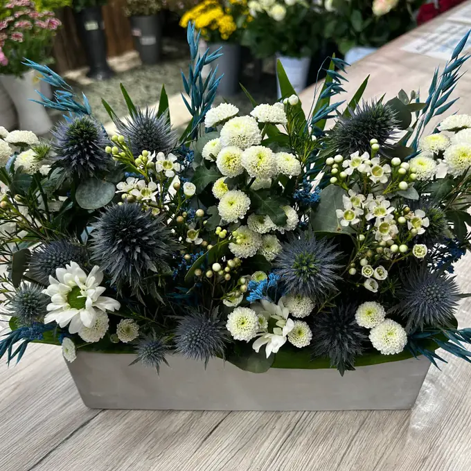 Composition de fleurs piquée dans la mousse