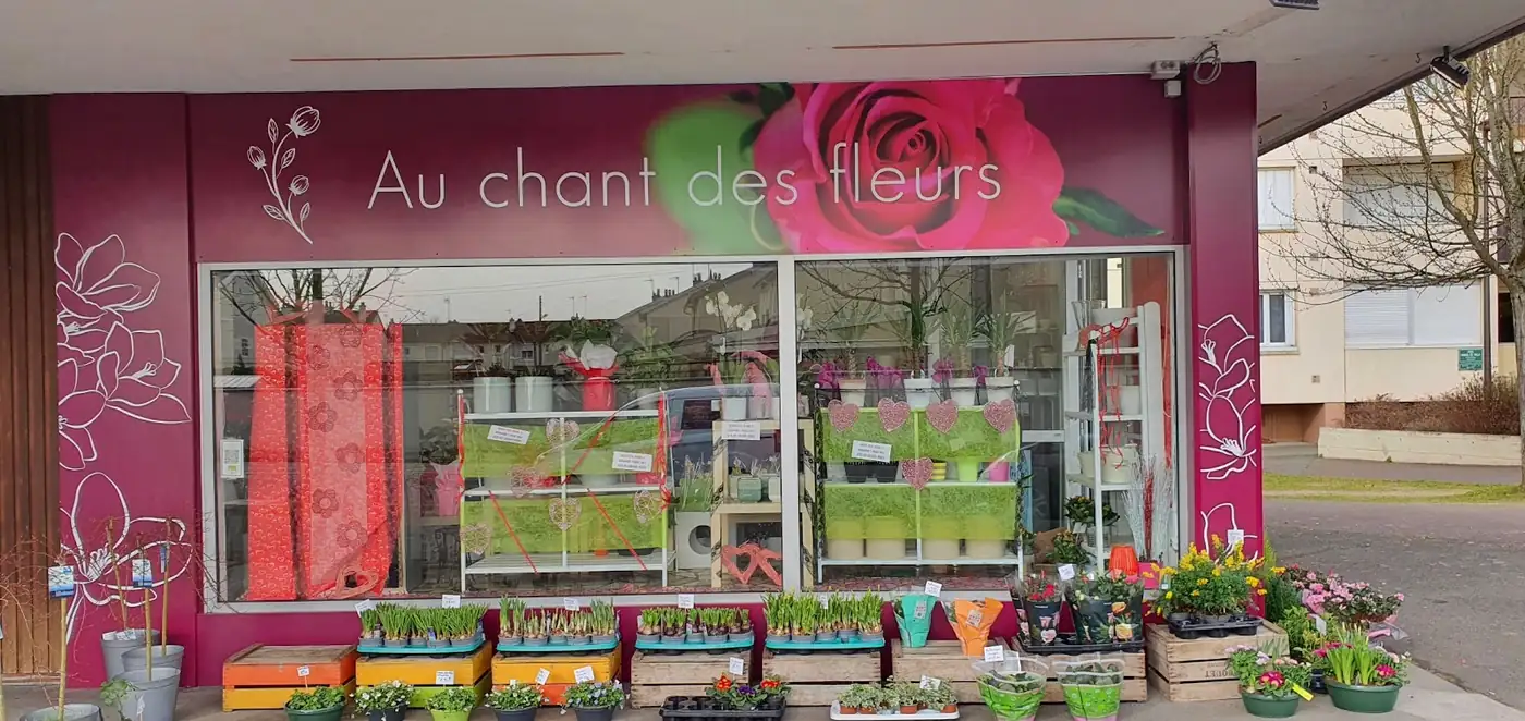 La devanture framboise de la boutique, avec ses plantes en caisses