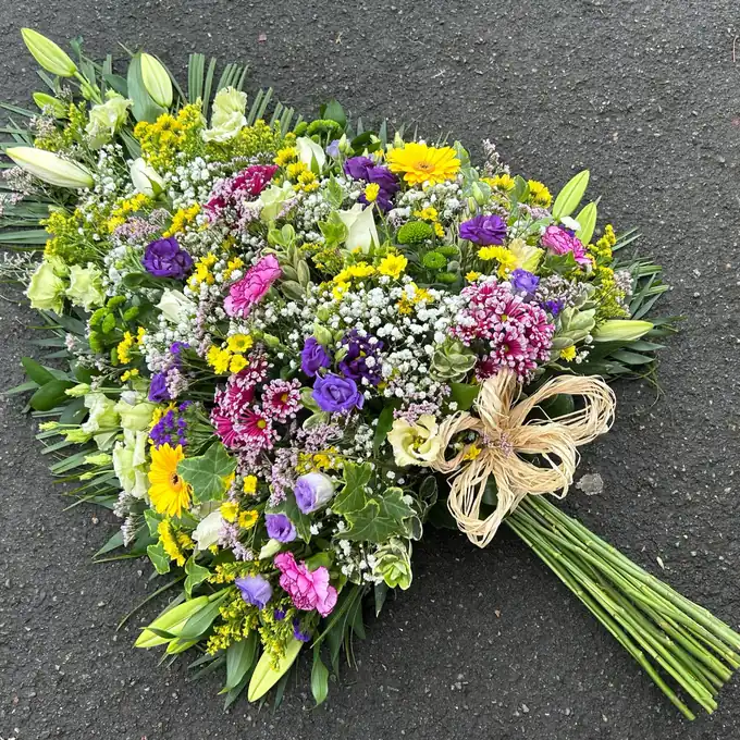 Gerbe piquée champêtre aux fleurs violettes et jaunes