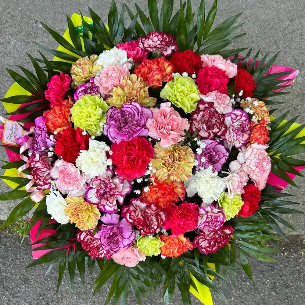 Bouquet rond d'œillets de toutes les couleurs, vu du dessus