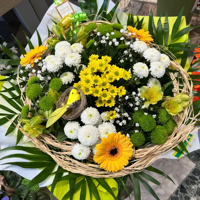 Panier de fleurs jaunes et blanches