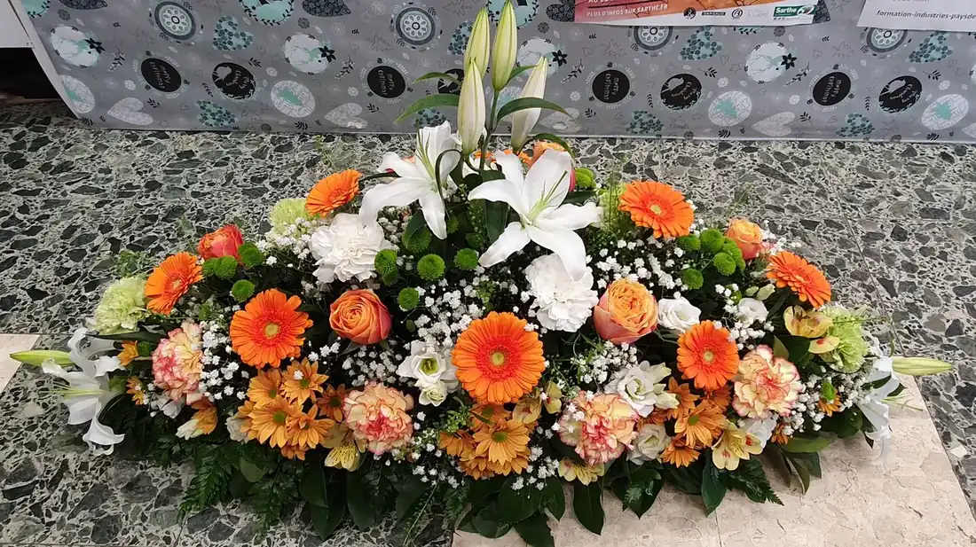 Raquette de fleurs orange, blanches et lys