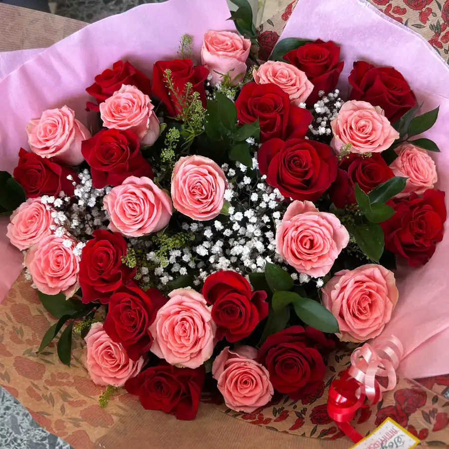 Bouquet de roses rouges et roses, vu du dessus