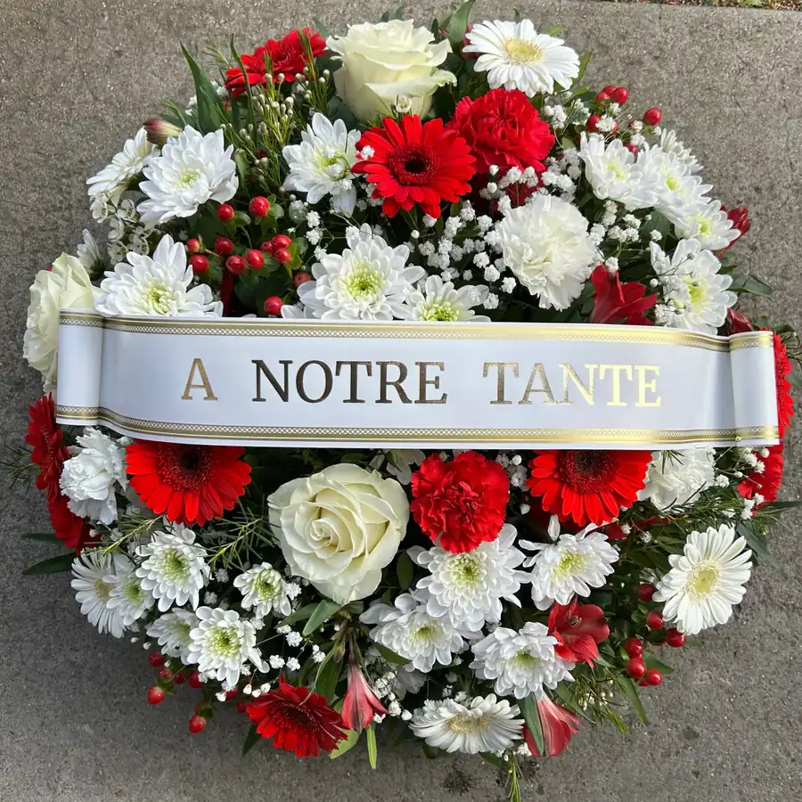 Coussin rond rouge et blanc avec un ruban « À notre tante »